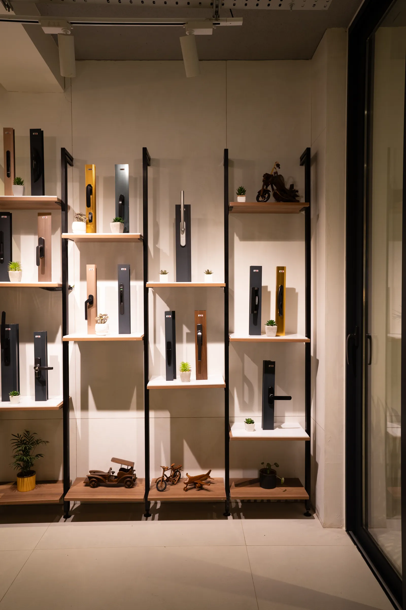Display shelving with aluminium profile samples — Aluk Experience Center